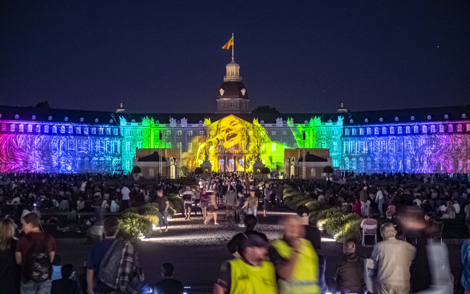 Memories by the legendary Woodstock photographer Elliott Landy are colourful displayed on the facade of Karlsruhe Castle. 