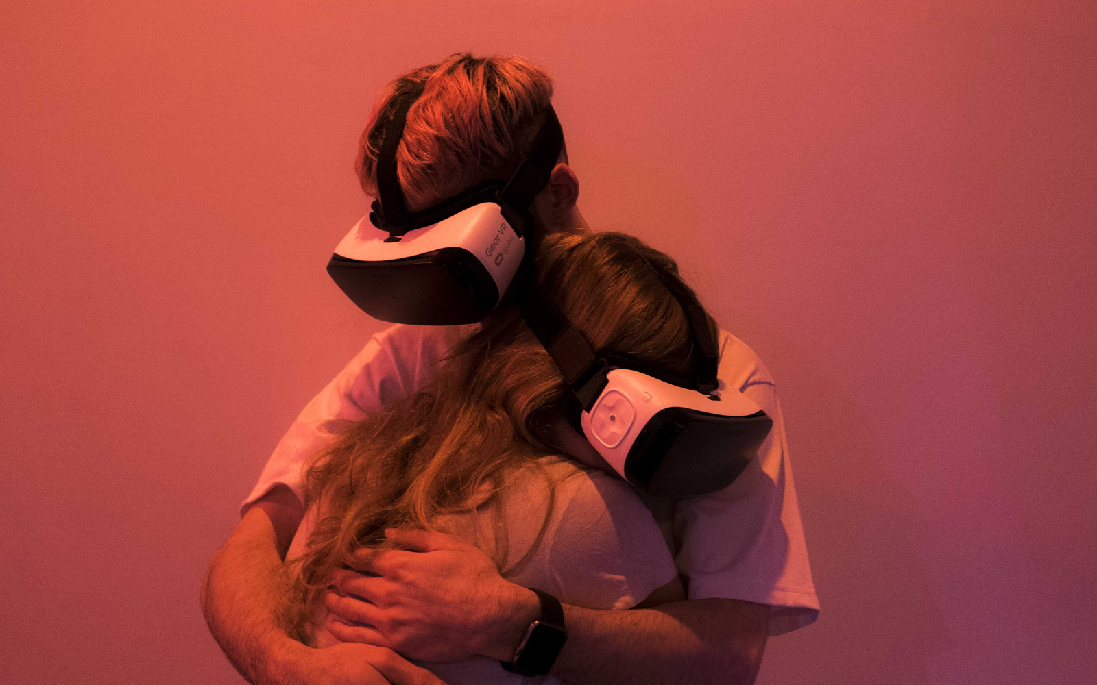 Zwei Menschen mit VR Brille umarmen sich 