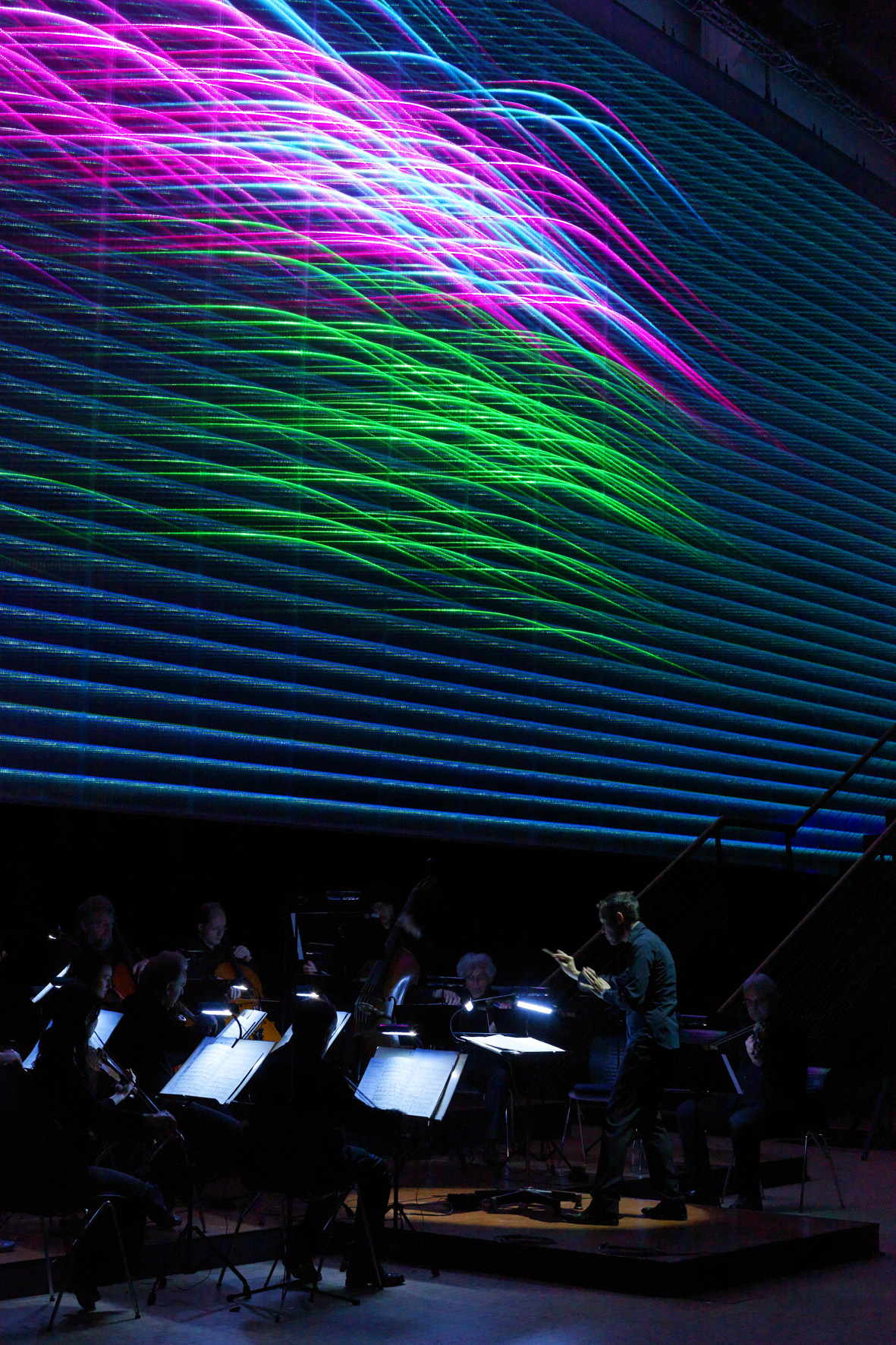 Lichtkunstkonzert mit dem SWR Vokalensemble Stuttgart, dem Stuttgarter Kammerorchester, der Künstlerin rosalie und ihrer Lichtinstallation CHROMA_LUX im ZKM_Foyer Es dirigieren als Gast des SWR Vokalensembles Stuttgart der irische Dirigent David Jones un