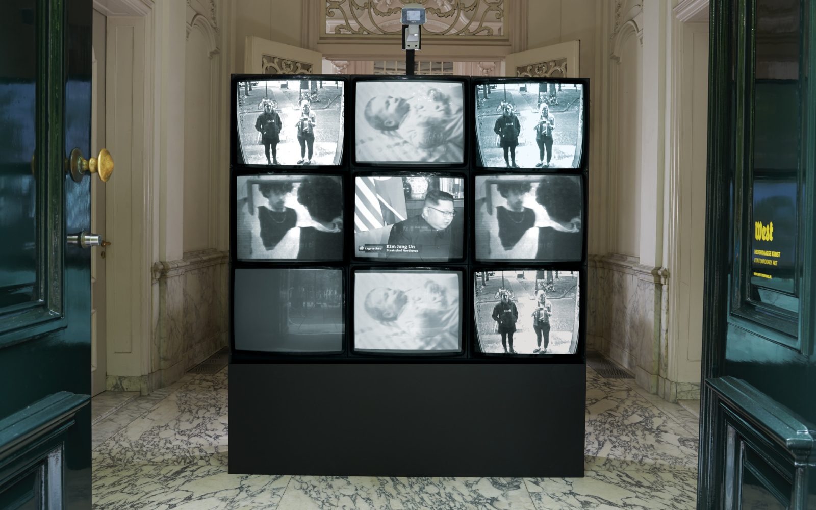 Blick auf eine Installation aus neun Videomonitoren: »Wipe Cycle« von Frank Gillette und Ira Schneider
