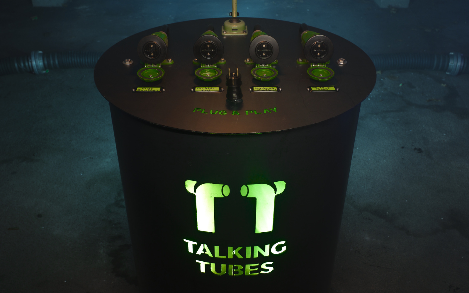 Das Steuerungspult der Talking-Tubes-Installation mit der Aufschrift »Plug & Play«