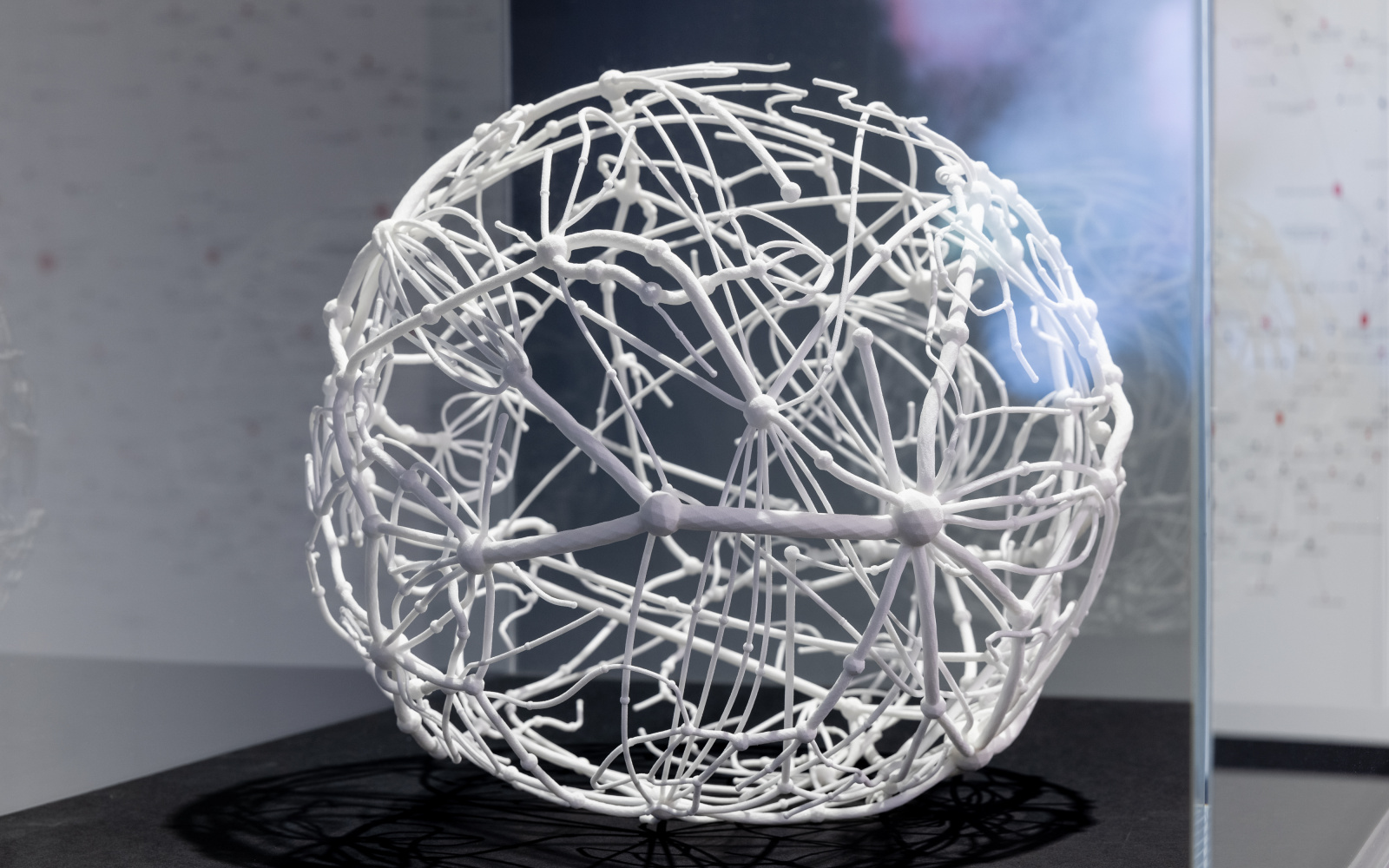 Ein 3D-Druck einer Kugel, die aus einem eng verzweigten Netzwerk besteht.