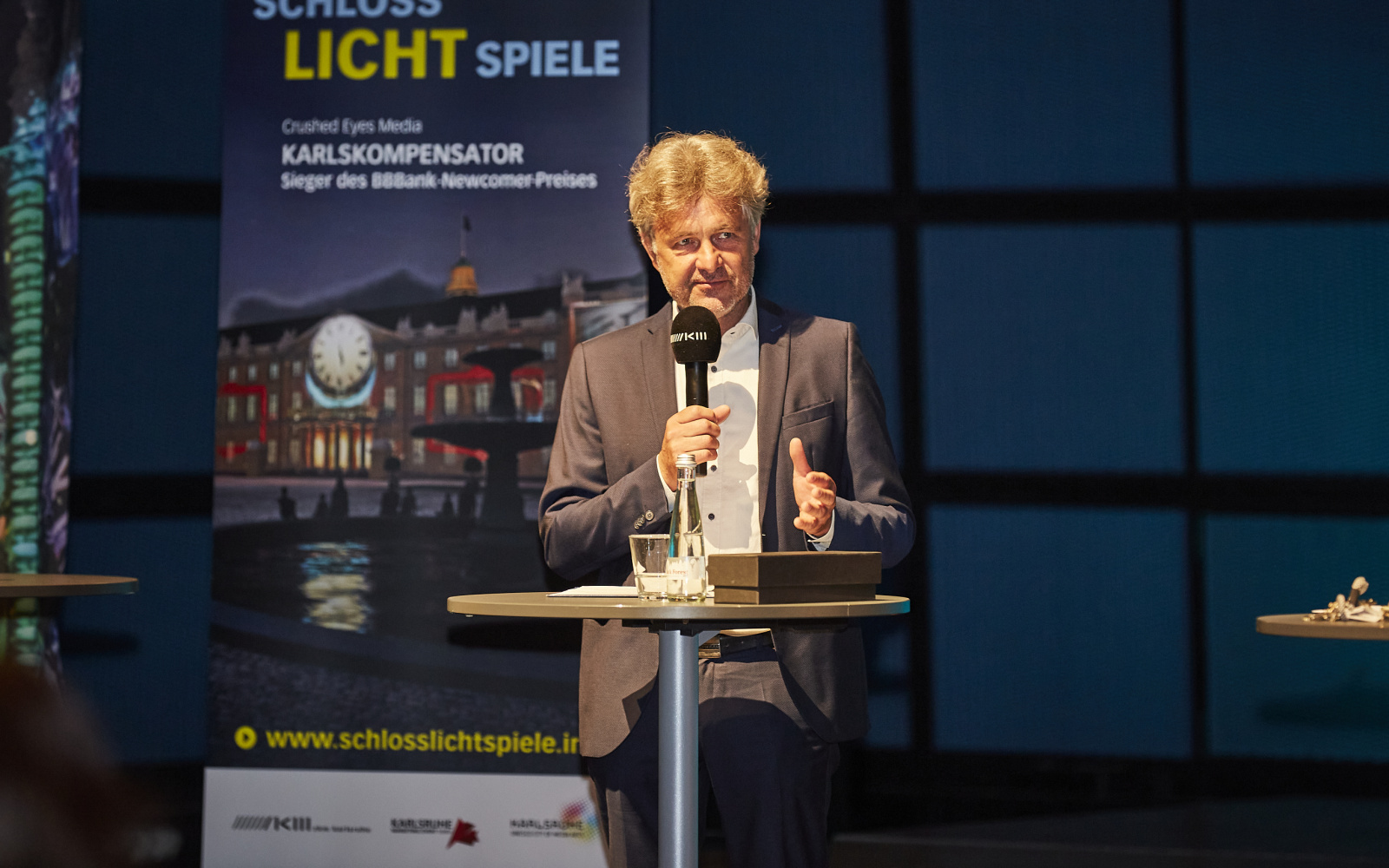 The press conference of the Schlosslichtspiele 2021 in the media theater of the ZKM. Lord Mayor Dr. Frank Mentrup speaks into a microphone.