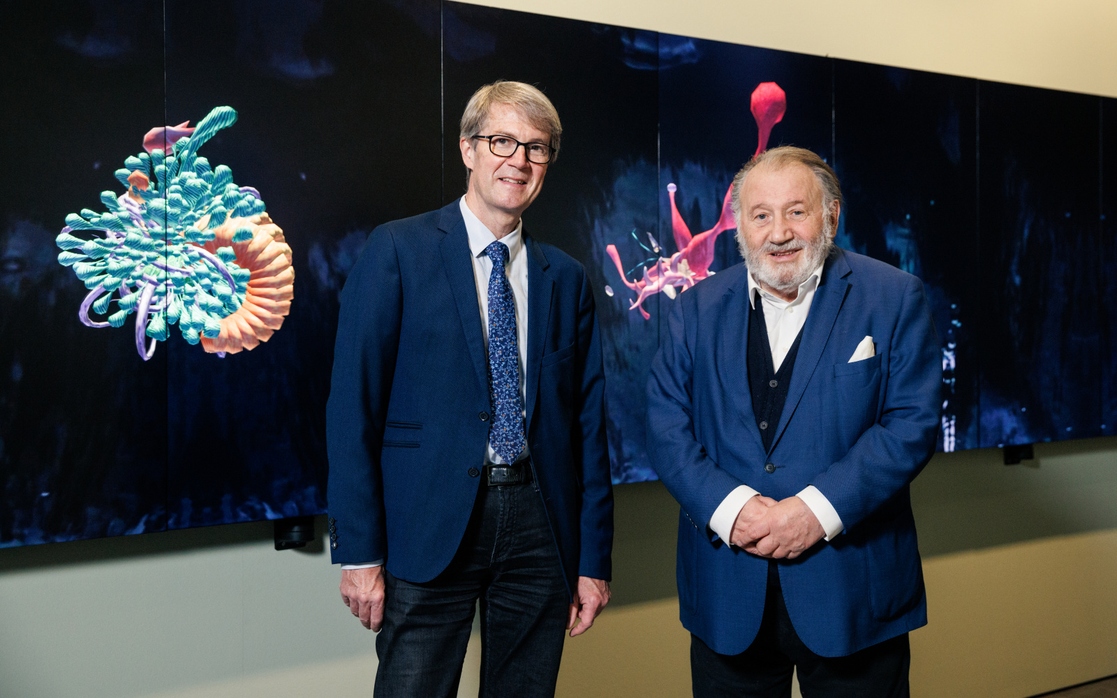 The curators Prof. Dr. Norbert Lenz and Prof. Peter Weibel (from left) in the exhibition »The Beauty of Early Life«. The interactive computer-based installation by Bernd Lintermann and Derek Hauffen can be seen in the background.