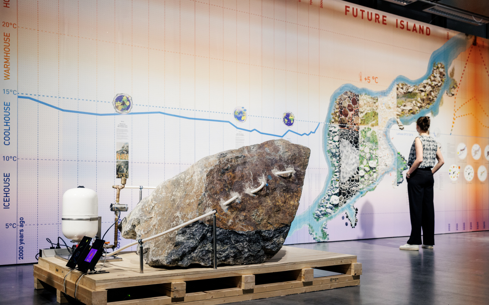 Eine Frau schaut sich die Mixed-media-Installation »Future Island, The Time of Stone« an