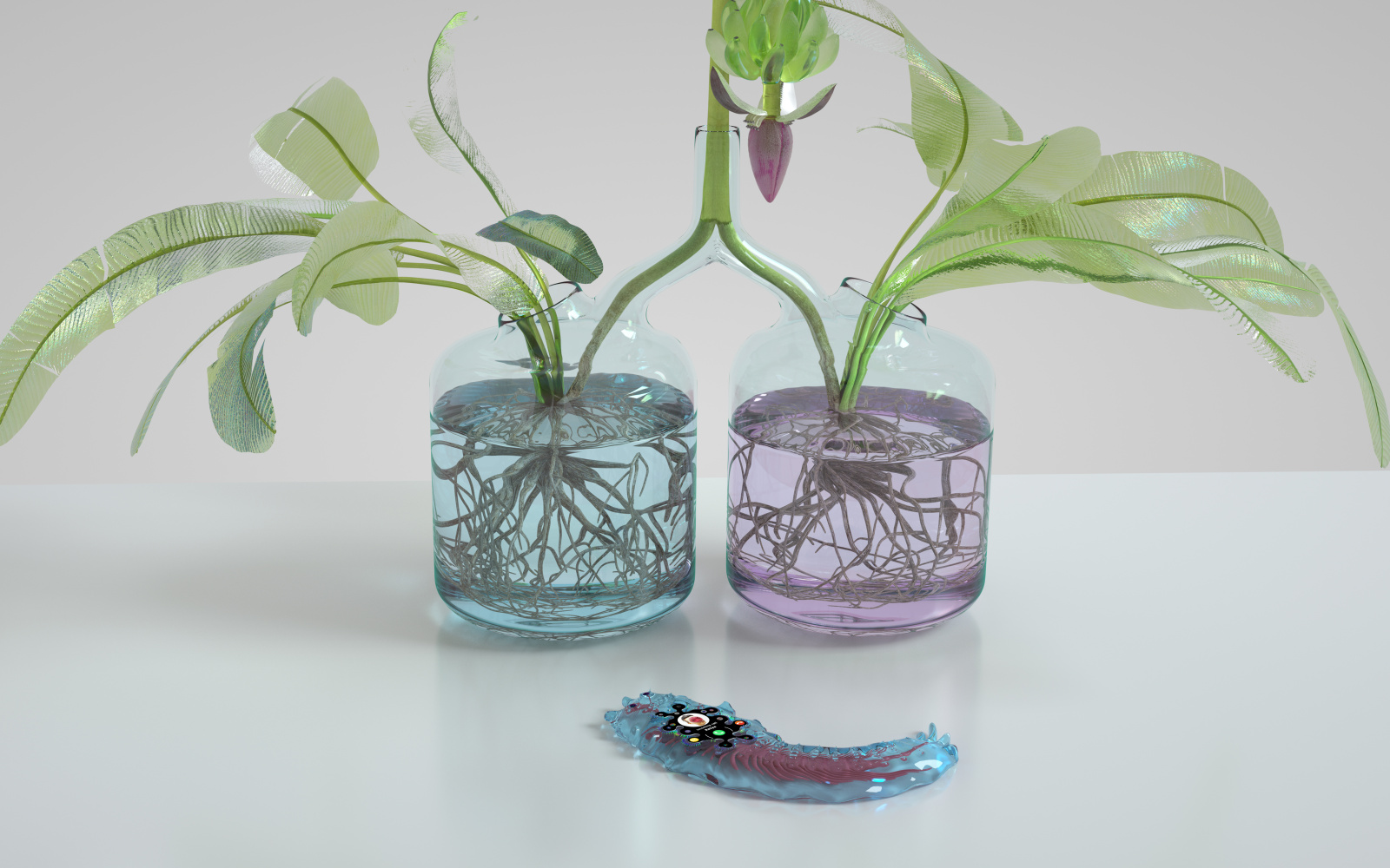 Das Filmstill zeigt zwei Vasen mit blauer und lila Flüssigkeit, aus der Pflanzen herausschauen. Vor den Vasen liegt ein bläuliches, verformtes Objekt, das an eine Fernbedienung erinnert. 