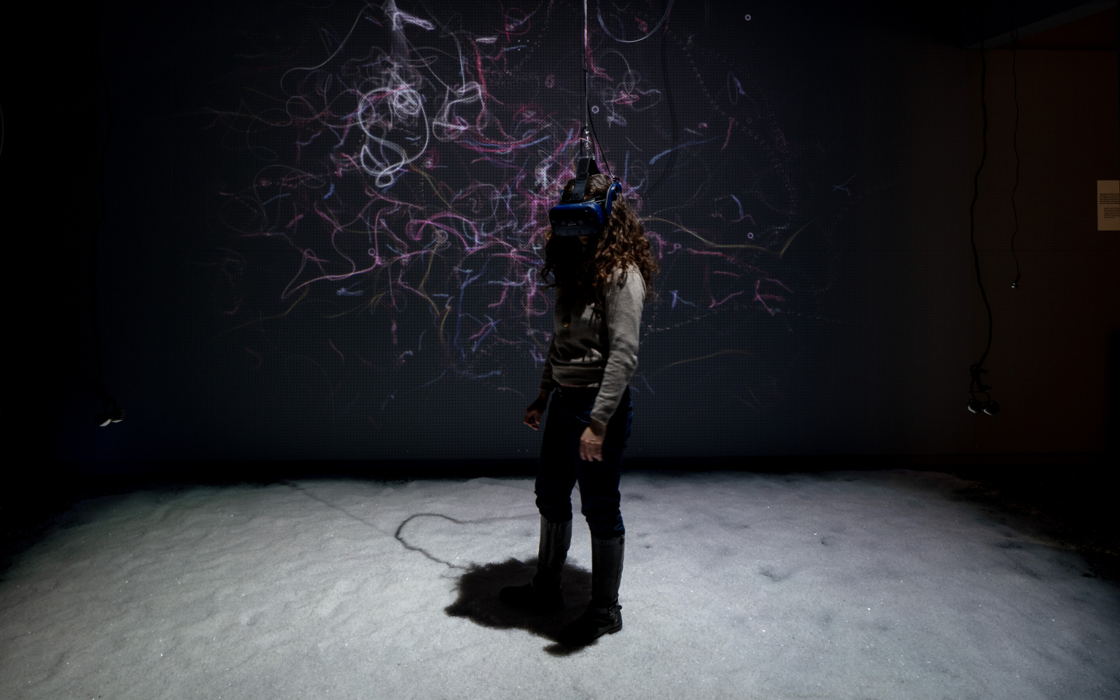 Haru Ji & Graham Wakefield, »Artificial Nature«. Eine Frau mit einer VR Brille in der Ausstellung »BioMedien«
