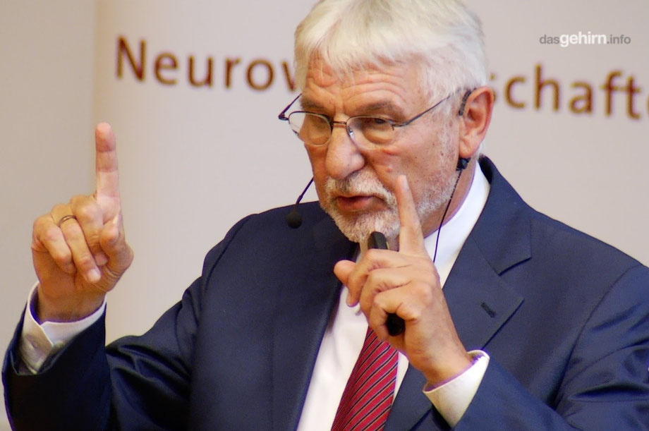 Portrait of Gerhard Roth during a lecture.