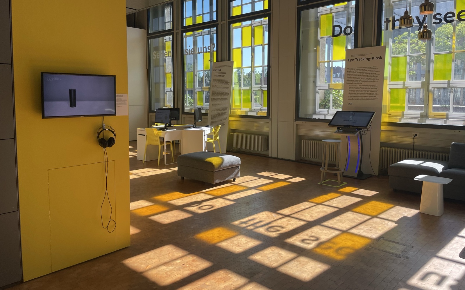 Blick in die Ausstellung »Sehen Sie uns? Digiloglounge N°2»