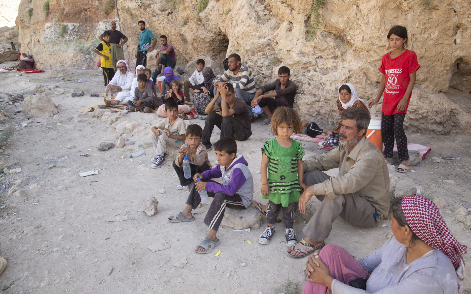 Zu sehen ist sind viele geflüchtete Kinder mit ihren Familienangehörigen auf einem Berg.