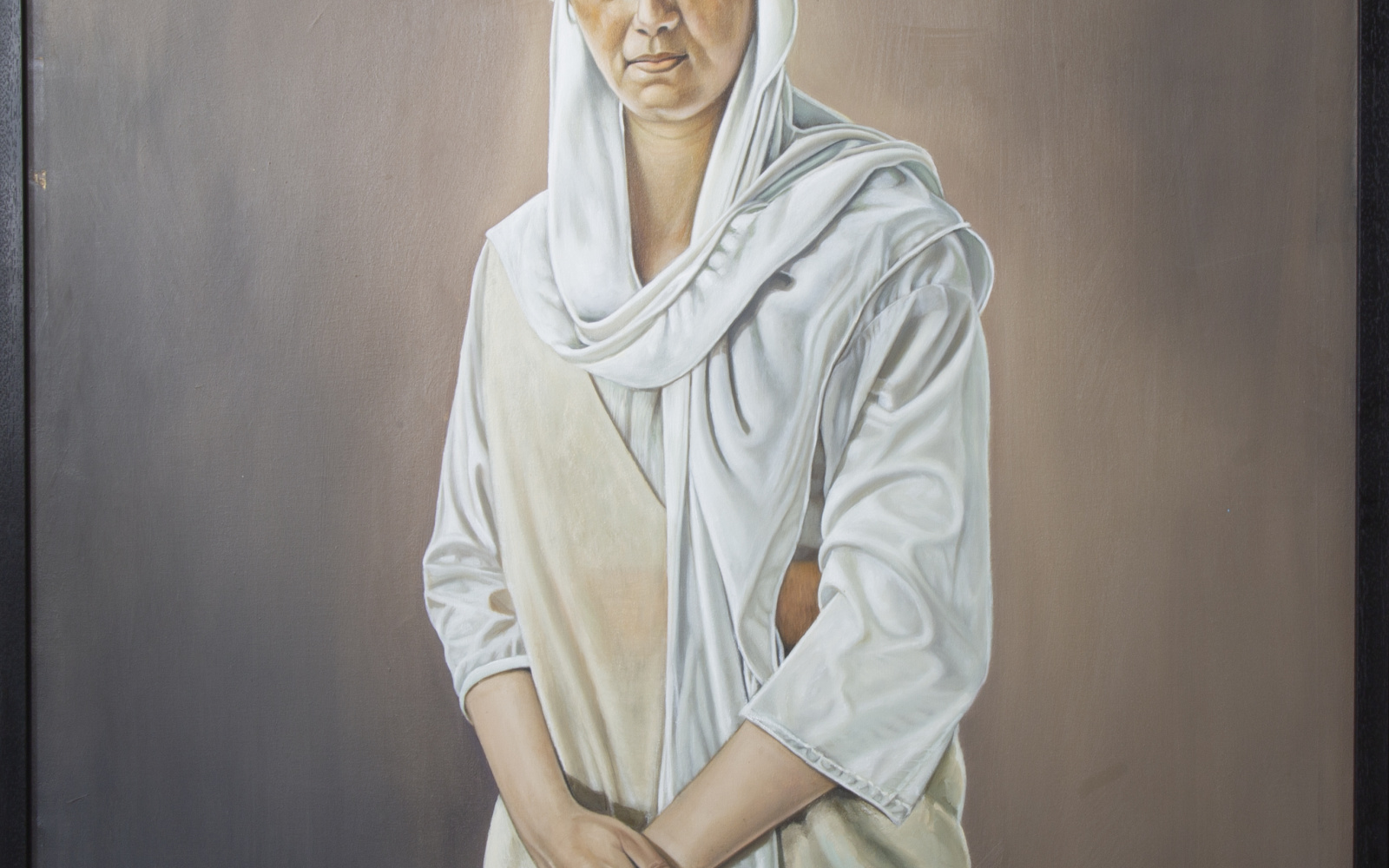 Zu sehen ist ein Gemälde mit einer Frau, die in weiß verhüllt ist. 