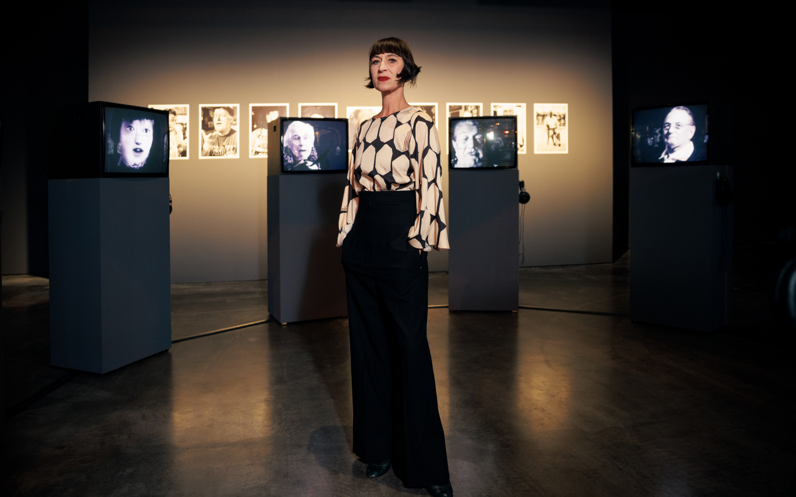 Zu sehen ist Katharina John in ihrer Ausstellung »Katharina John: Talking Heads« am ZKM | Karlsruhe, 2022.