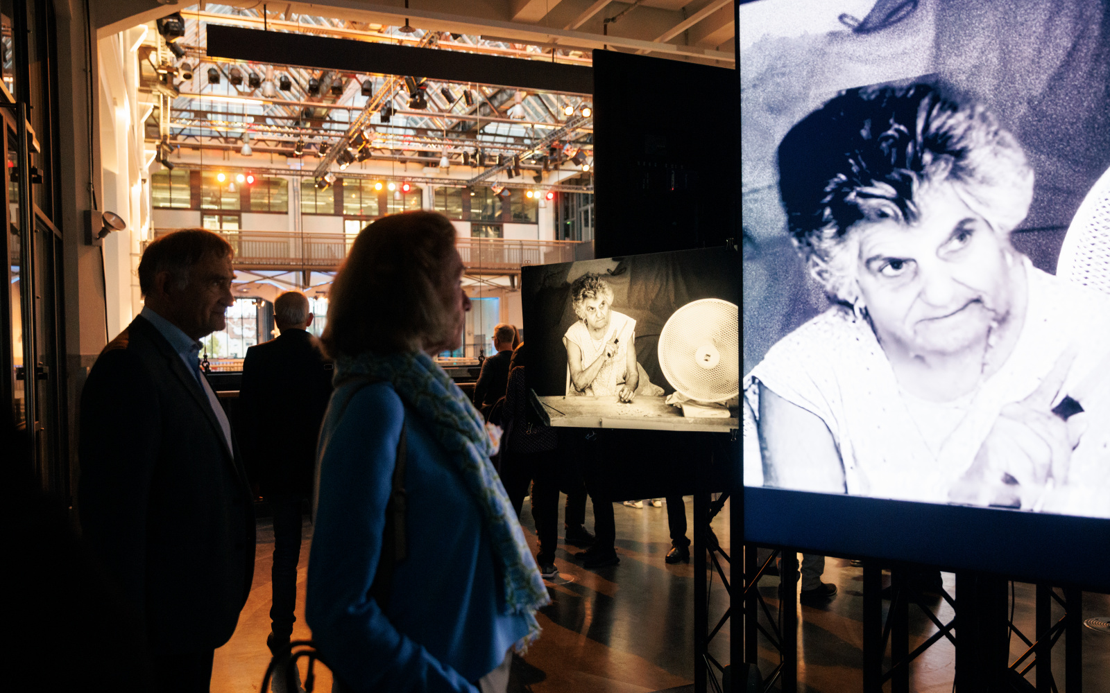Zu sehen ist eine Ausstellungsansicht der Ausstellung Katharina John: Talking Heads am ZKM.