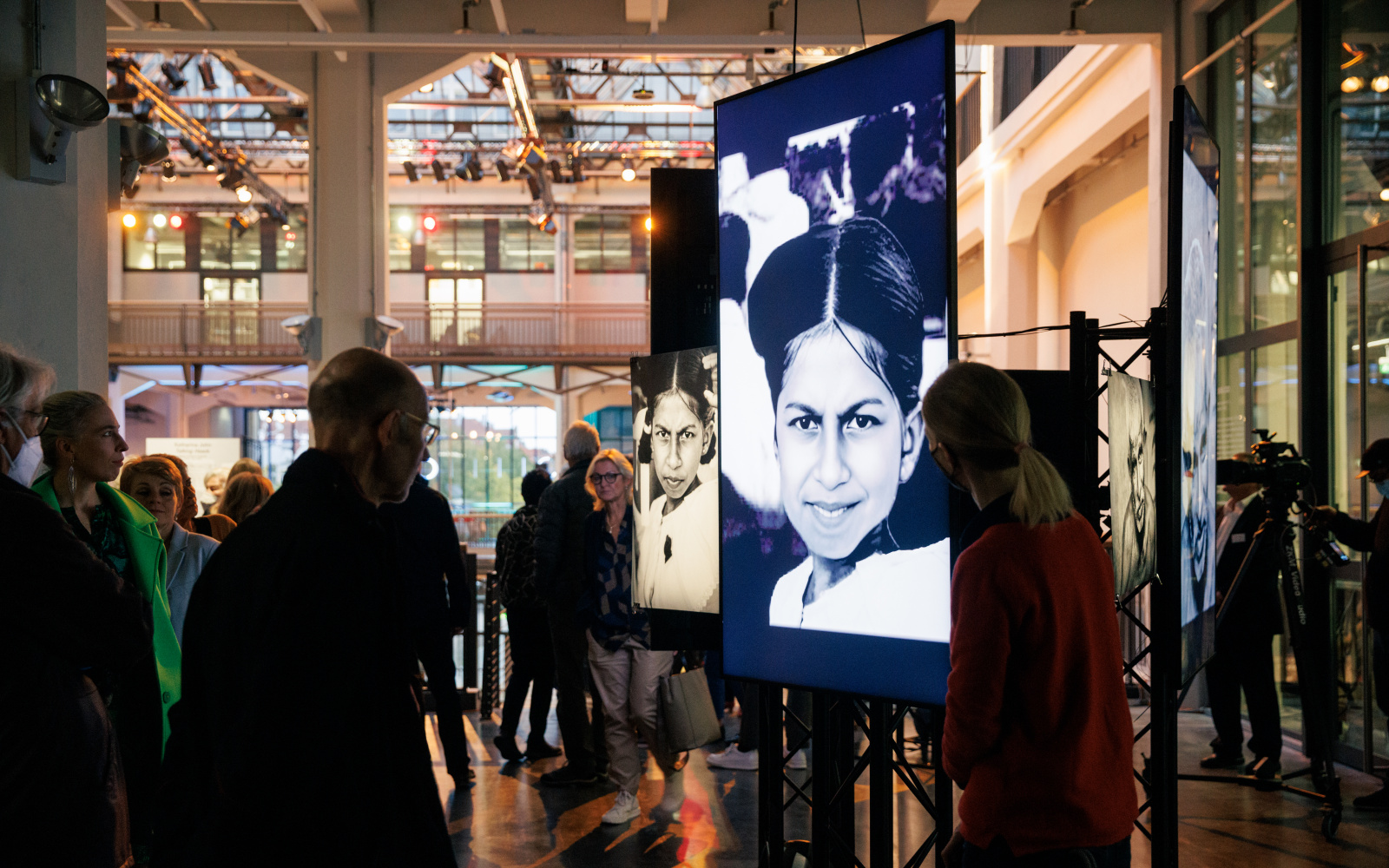 Zu sehen ist eine Ausstellungsansicht der Ausstellung Katharina John: Talking Heads am ZKM.