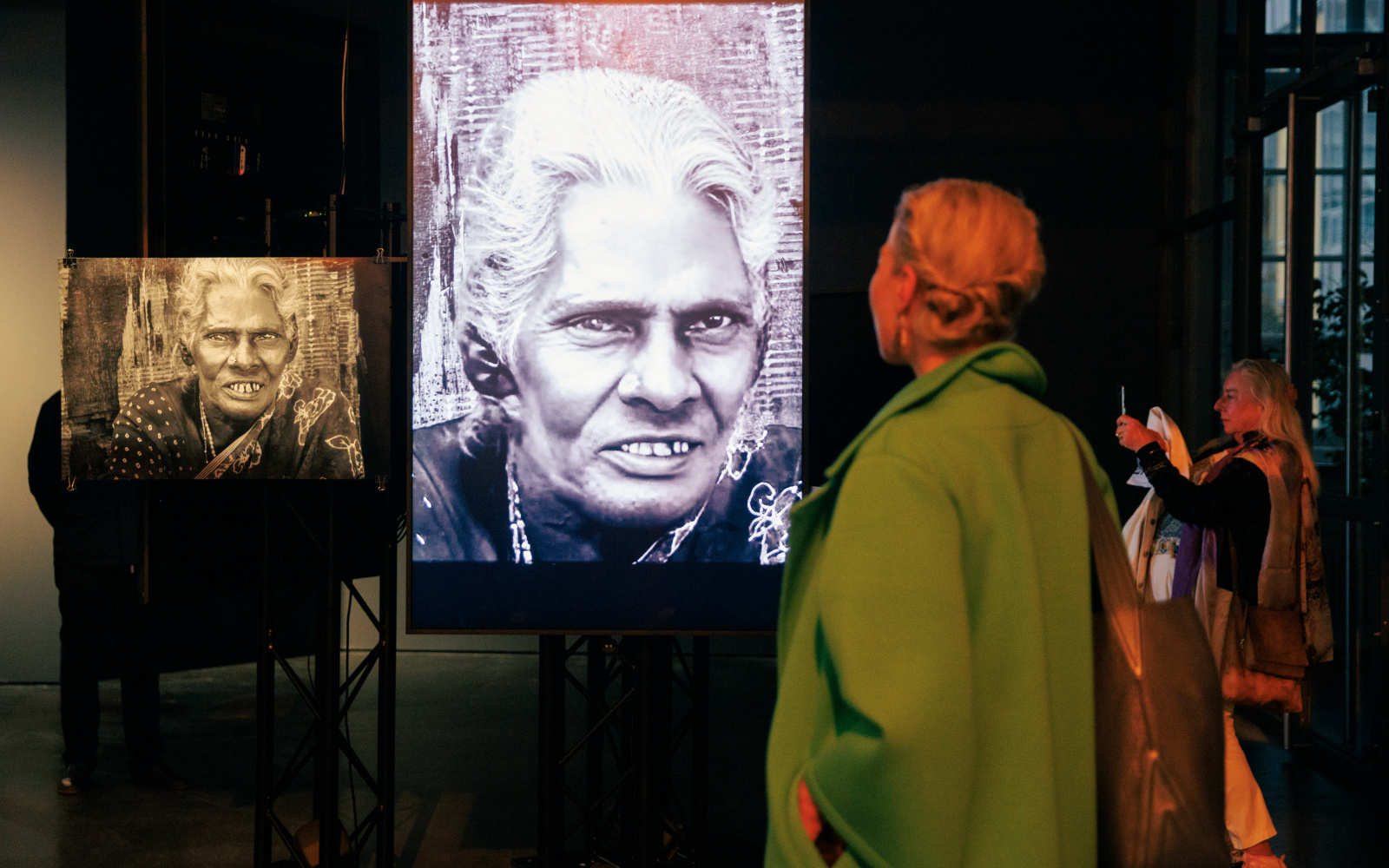 »Katharina John: Talking Heads« am ZKM | Karlsruhe, 2022. Zu sehen sind zwei Bildschirme, die eine ältere Frau zeigen.