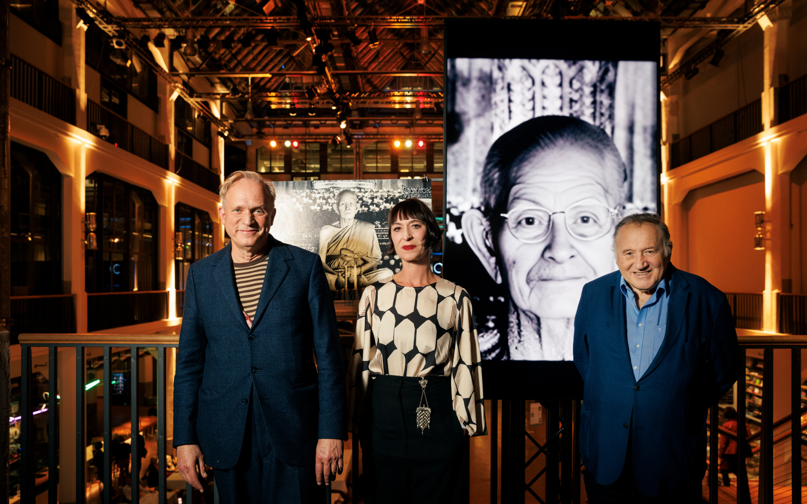 Zu sehen sind Katharina John und Peter Weibel in der Ausstellung »Katharina John: Talking Heads« am ZKM | Karlsruhe, 2022.