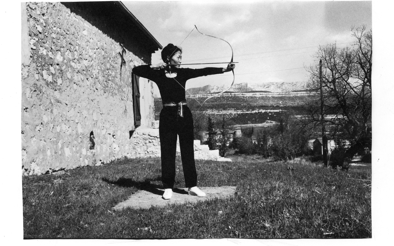 Soun-Gui Kim mit Pfeil und Bogen, schwarz-weiß