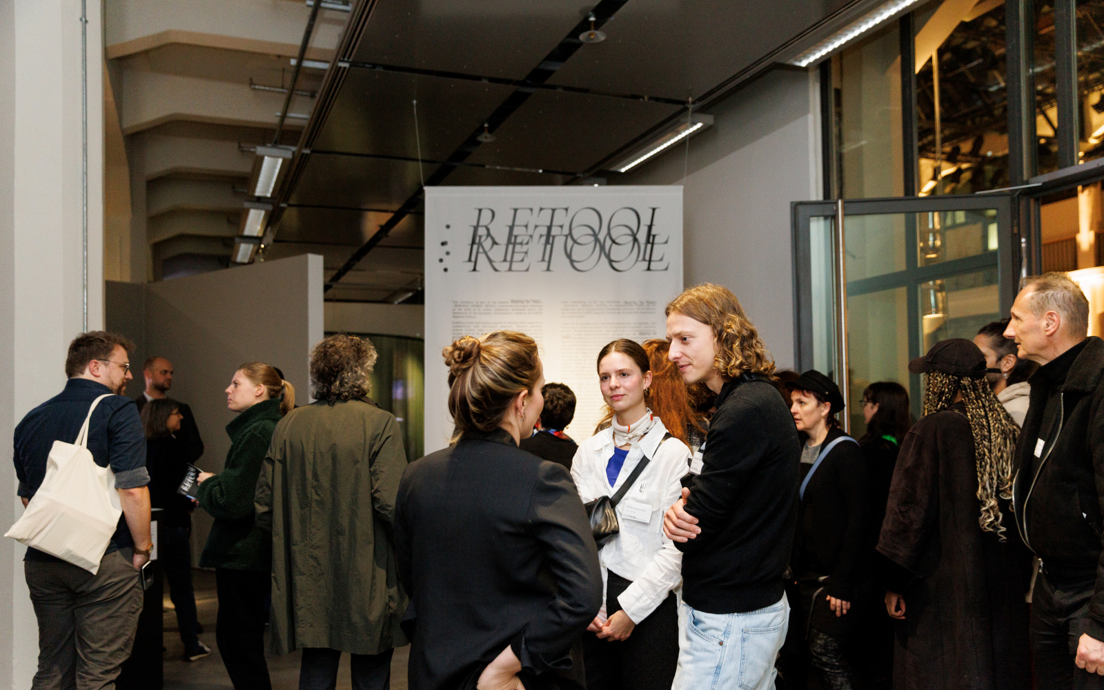 Zu sehen sind mehrere Personen bei der Eröffnung der Ausstellung »Repairing the Present :RETOOL«