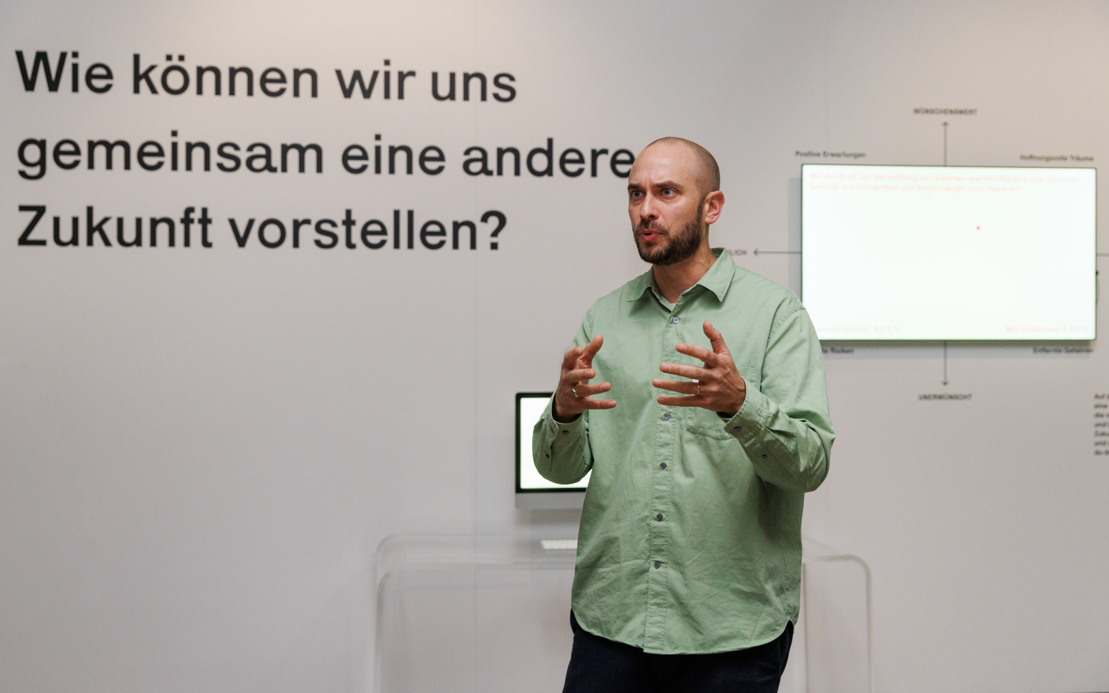 Zu sehen ist eine Person bei der Eröffnung der Ausstellung »Repairing the Present :RETOOL«