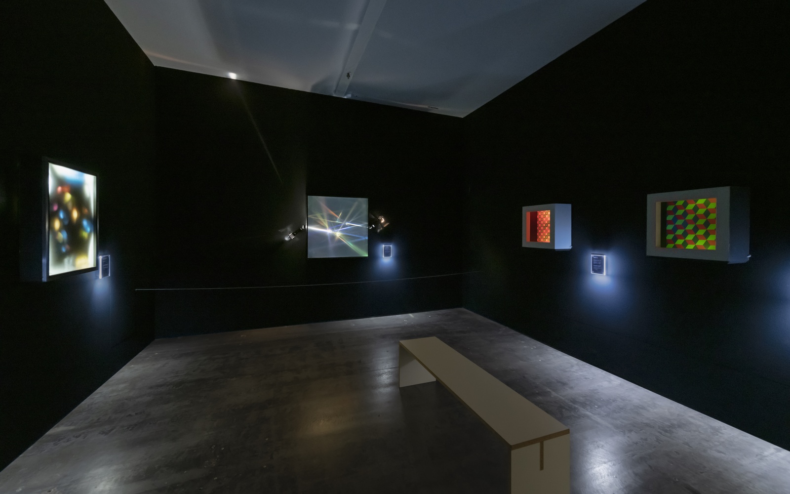 Blick in die Ausstellung auf verschiedene Lichtkunstwerke