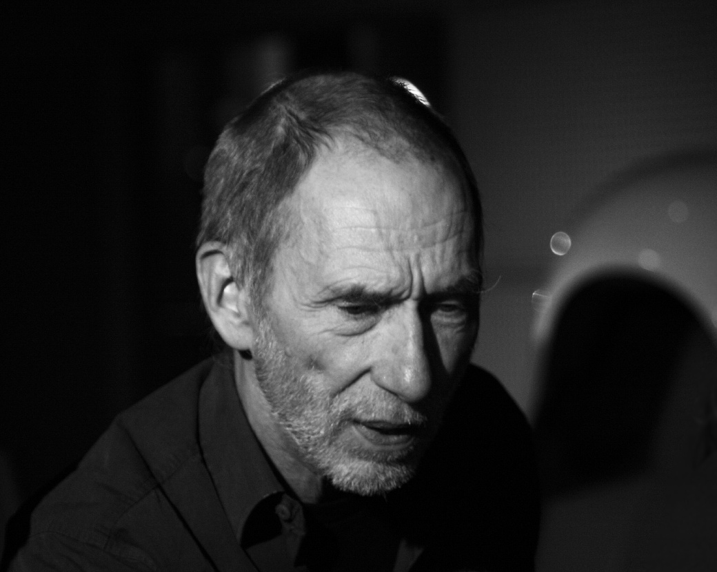 A black and white photo shows Frieder Nake with a focused gaze.