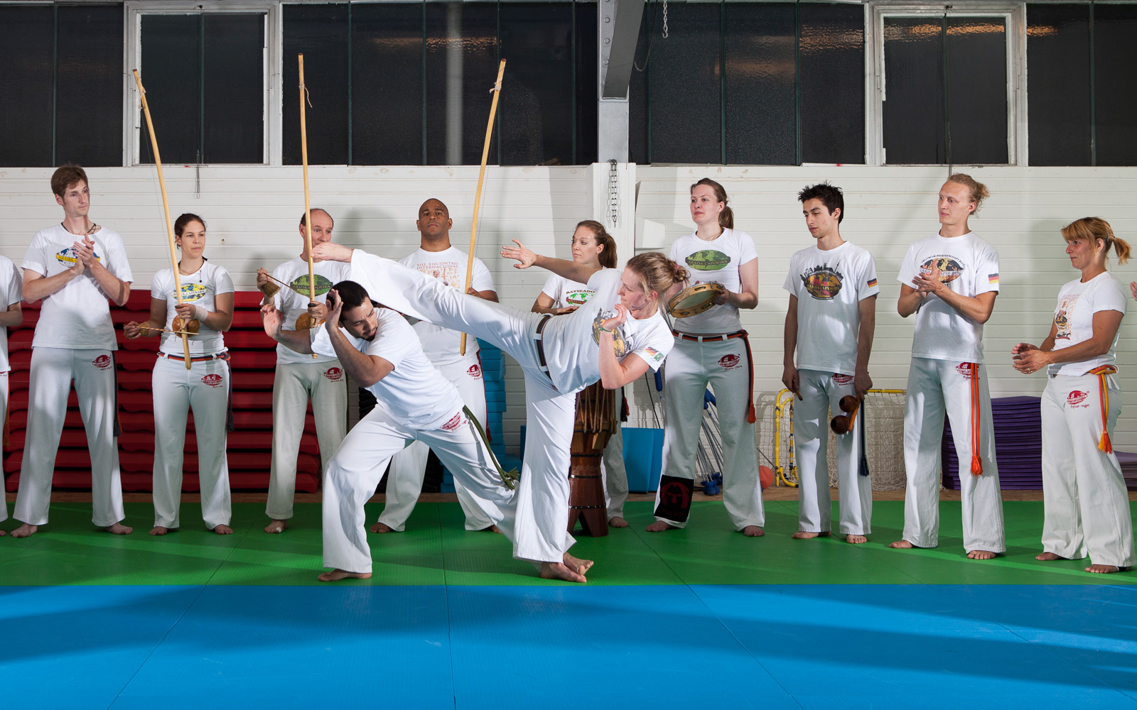 Menschen performen Capoeira.
