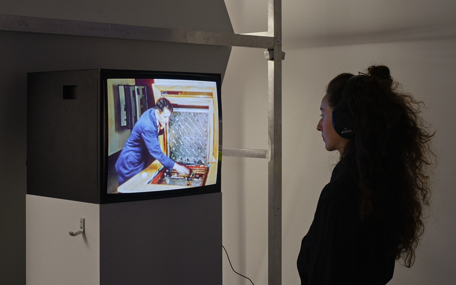 »Theseus. Mouse with a Memory« von Claude Shannon. Der Film zeigt den Begründer der Informationstheorie Claude Elwood Shannon, wie er die in den Bell Laboratories – Forschungsabteilung der Telefongesellschaft AT&T – seine Techno-Maus demonstriert.