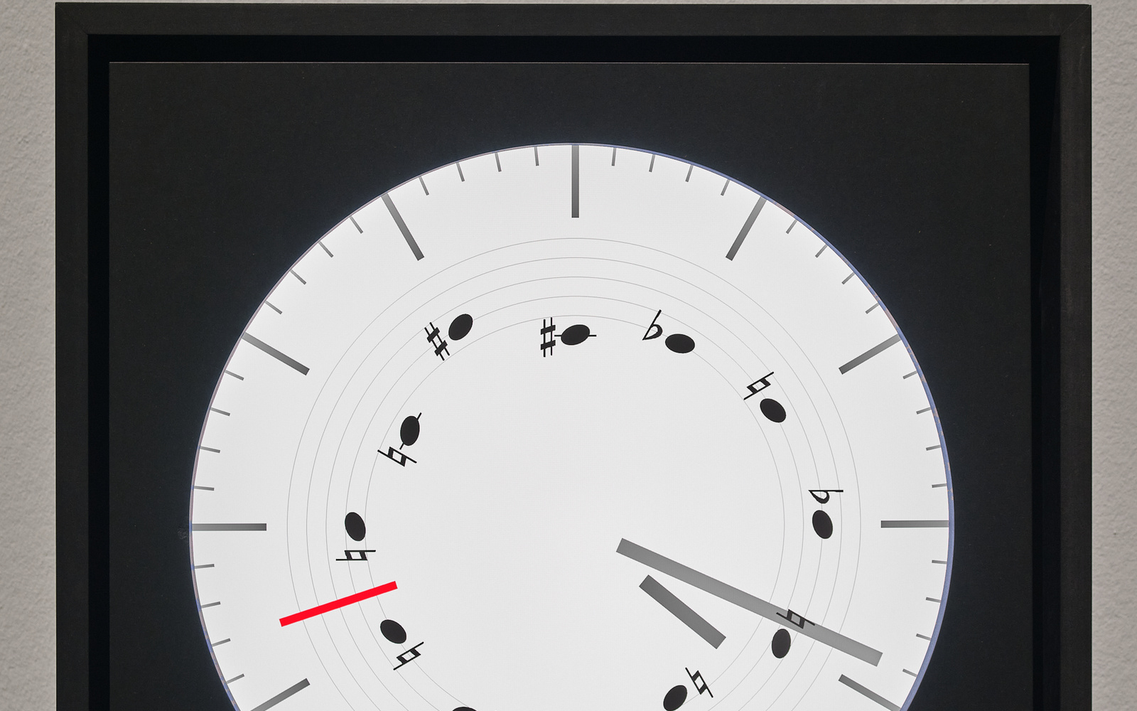 »Zwölftonuhr« von Bernd Lintermann und Götz Dipper. Zu sehen ist eine Uhr. Anstatt Zahlen, befinden sich auf der Uhr Musiknoten.