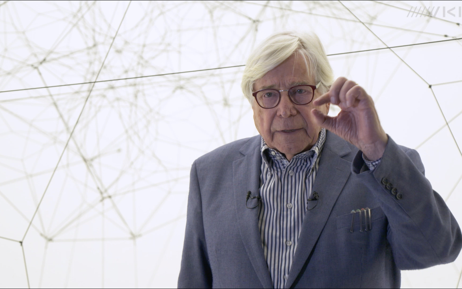 Zu sehen ist Bazon Brock in »Algo-r(h)i(y)thms« von Tomás Saraceno.