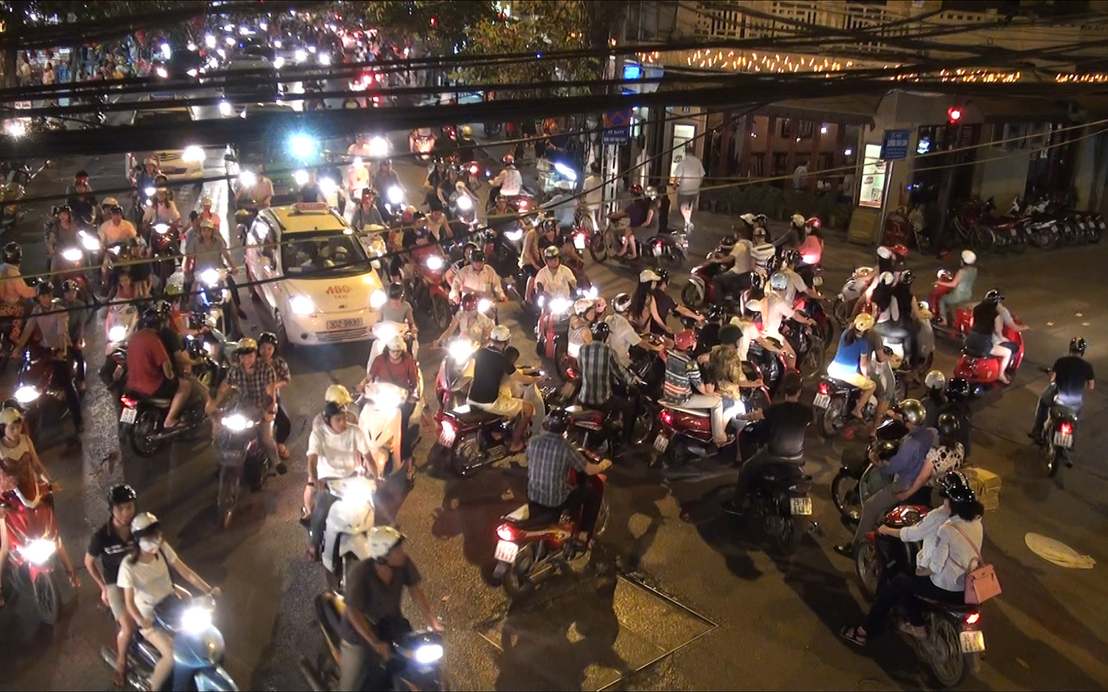 Kreuzung in Hanoi voller Mopeds