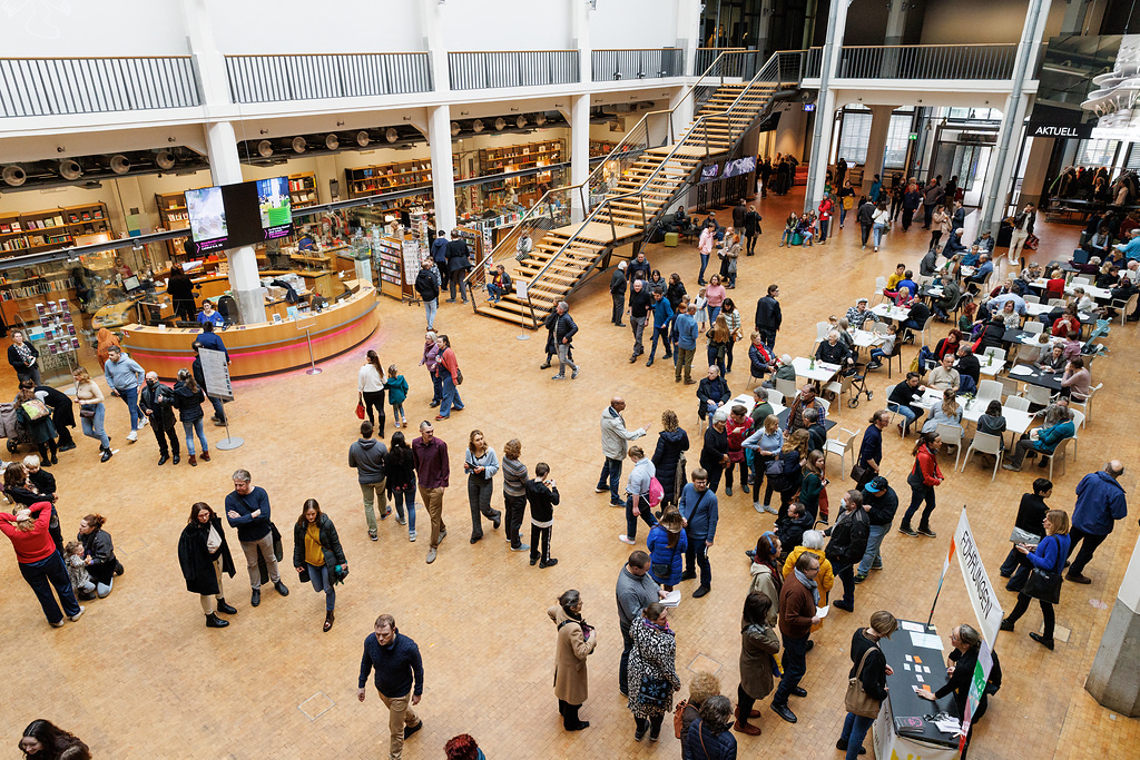 Der Foyer-Lichthof des ZKM gefüllt mit vielen Menschen