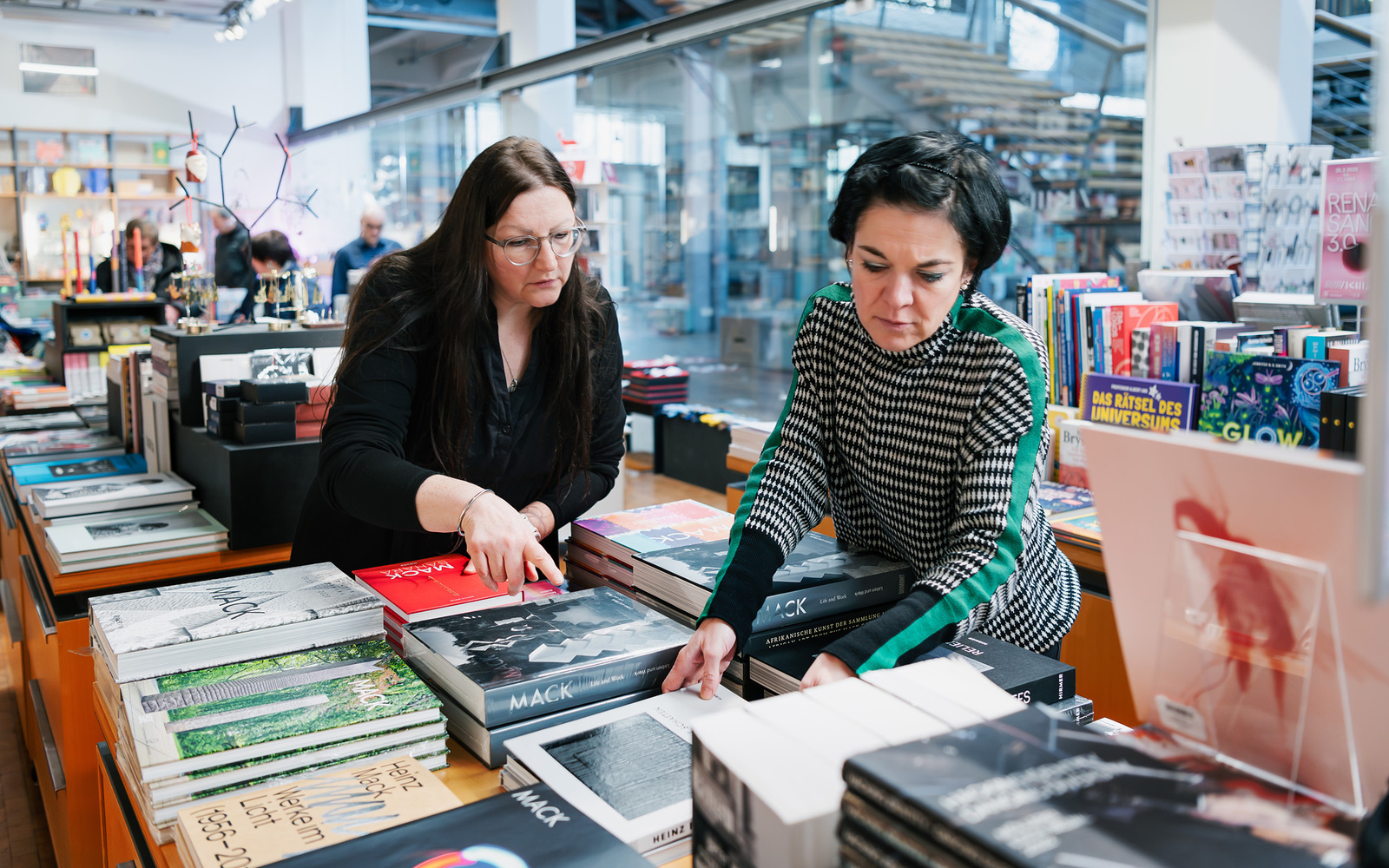 Zwei Frauen beim Richten der Bücher im ZKM Shop.