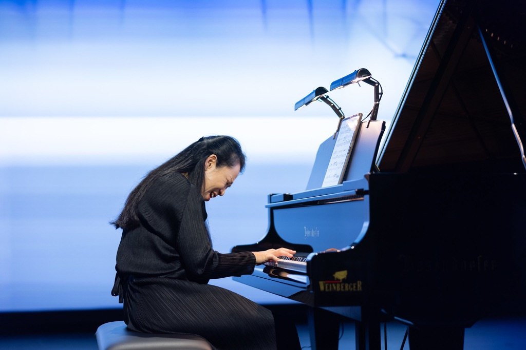 Pianist Maki Namekawa at the grand piano.