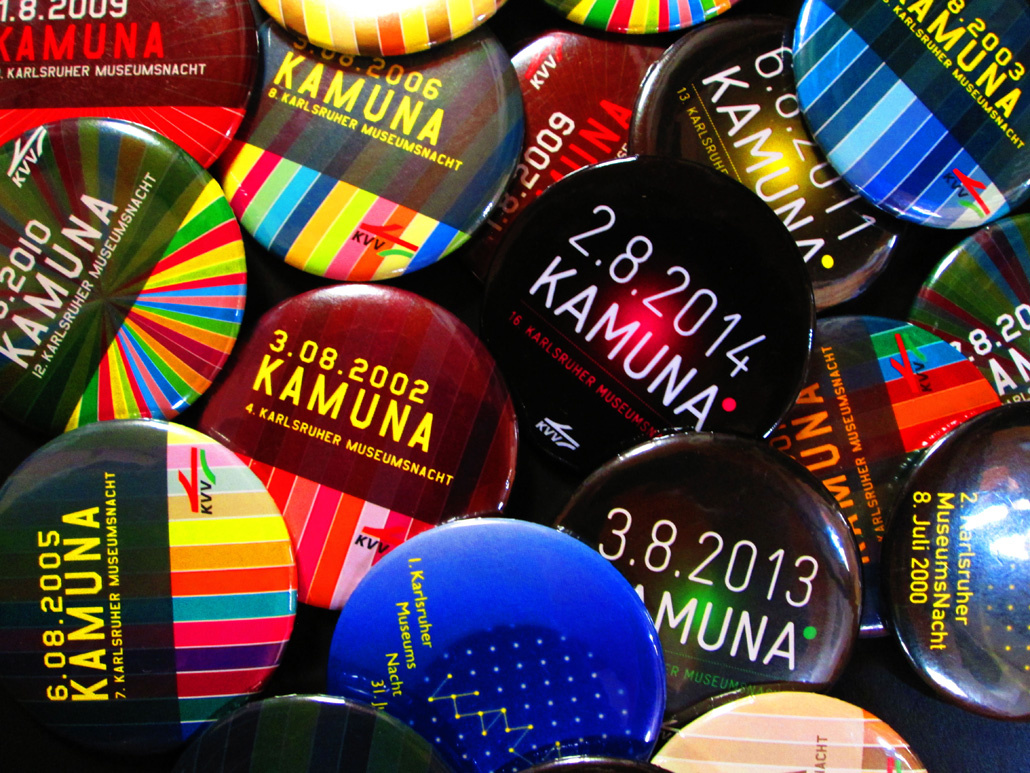 Viele verschieden-farbige Buttons vergangener KAMUNAS