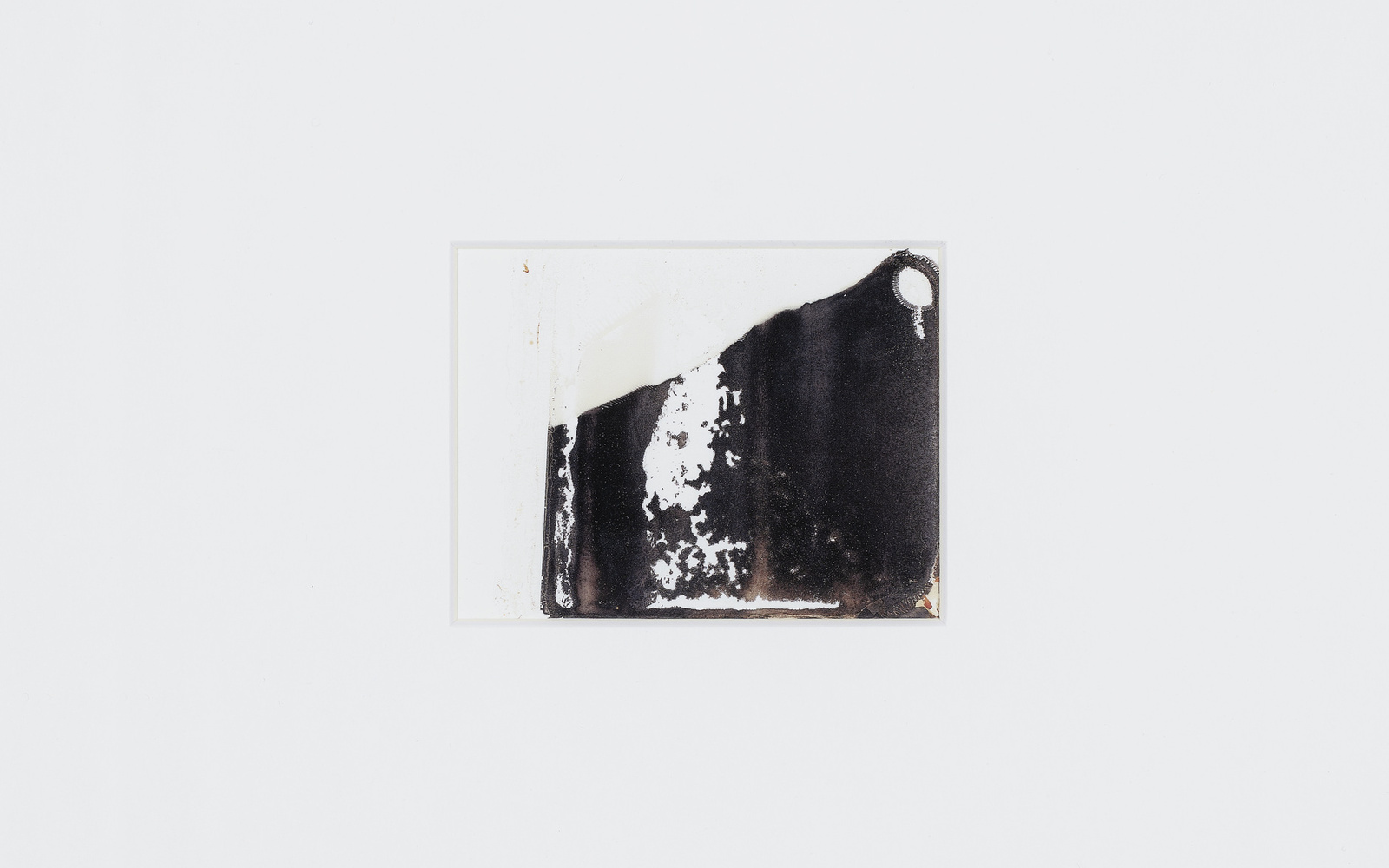 Andreas Müller-Pohle, »Signa. Geneva, Switzerland. Water Jet«, aus der Serie »Signa«, 1993, Polaroid 665-basierter Tintenstrahldruck, 31,4 x 31,4 x 2,8 cm, ZKM | Zentrum für Kunst und Medien Karlsruhe. / © Andreas Müller-Pohle  ; Foto © ZKM | Zentrum für Kunst und Medien, Foto: Franz J. Wamhof Signa. Geneva, Switzerland. Water Jet