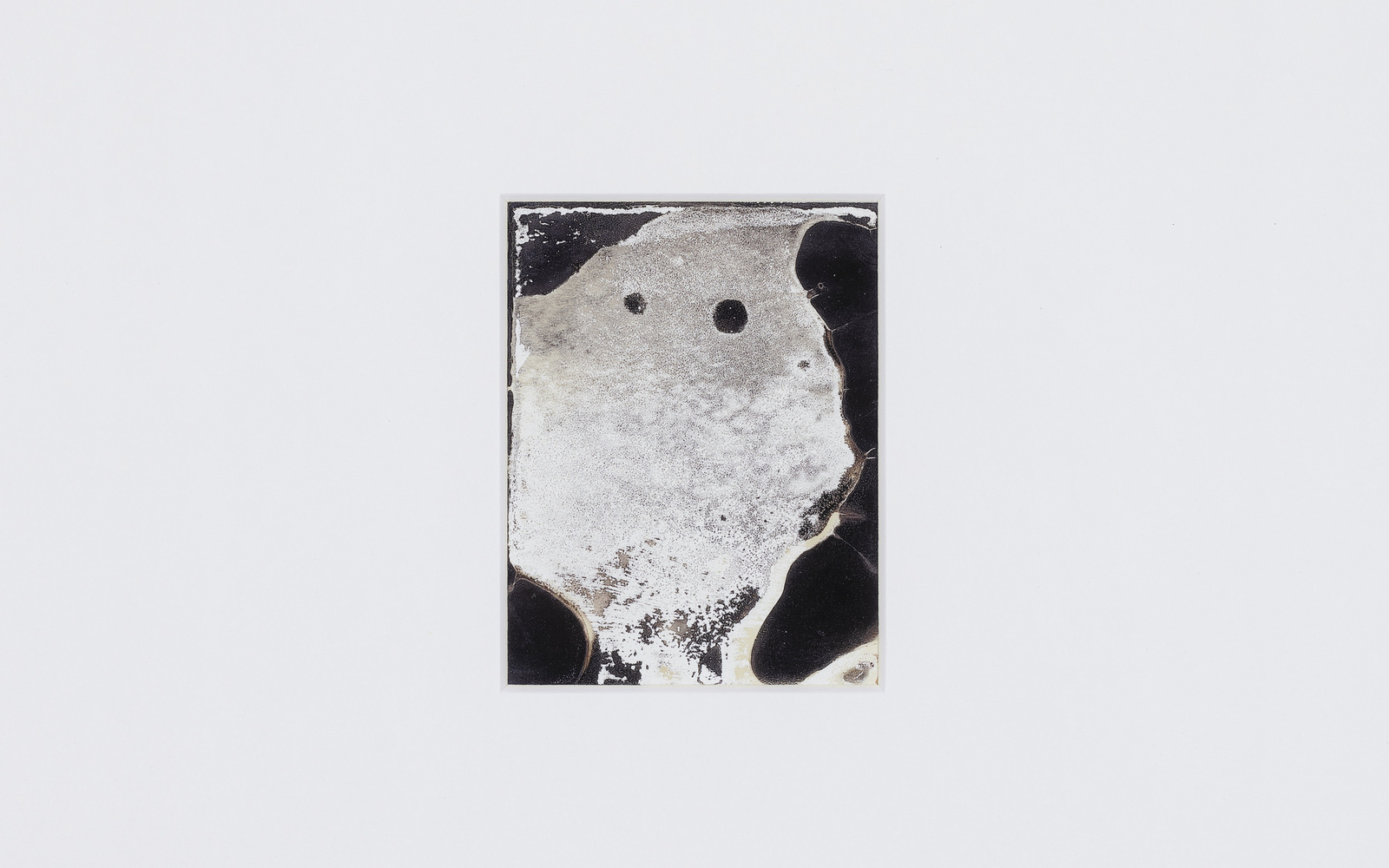 Andreas Müller-Pohle, »Signa. Strasbourg, France. Strasbourg Cathedral«, aus der Serie »Signa«, 1992, Polaroid 665-basierter Tintenstrahldruck, 31,4 x 31,4 x 2,8 cm, ZKM | Zentrum für Kunst und Medien Karlsruhe. / © Andreas Müller-Pohle  ; Foto © ZKM | Zentrum für Kunst und Medien, Foto: Franz J. Wamhof Signa. Strasbourg, France. Strasbourg Cathedral