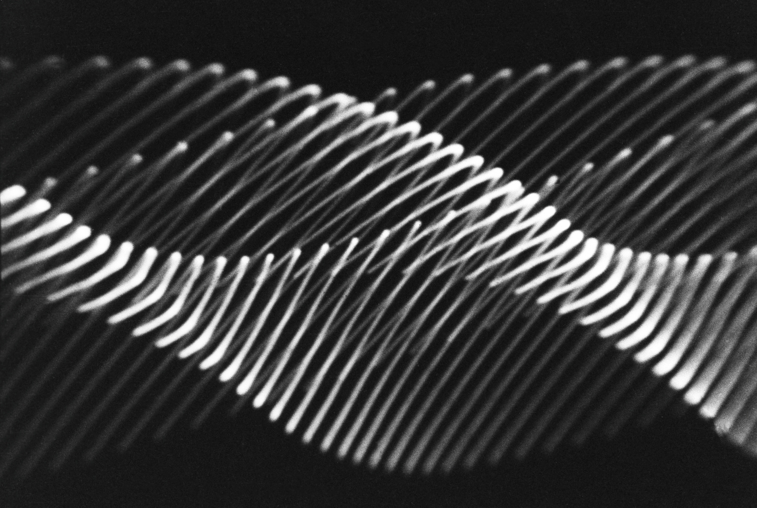 Foto eines Oszilloskop-BIldschirms mit weißen Linien