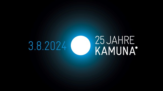 Eine blau leuchtende Kugel und die Aufschrift "25 Jahre KAMUNA"