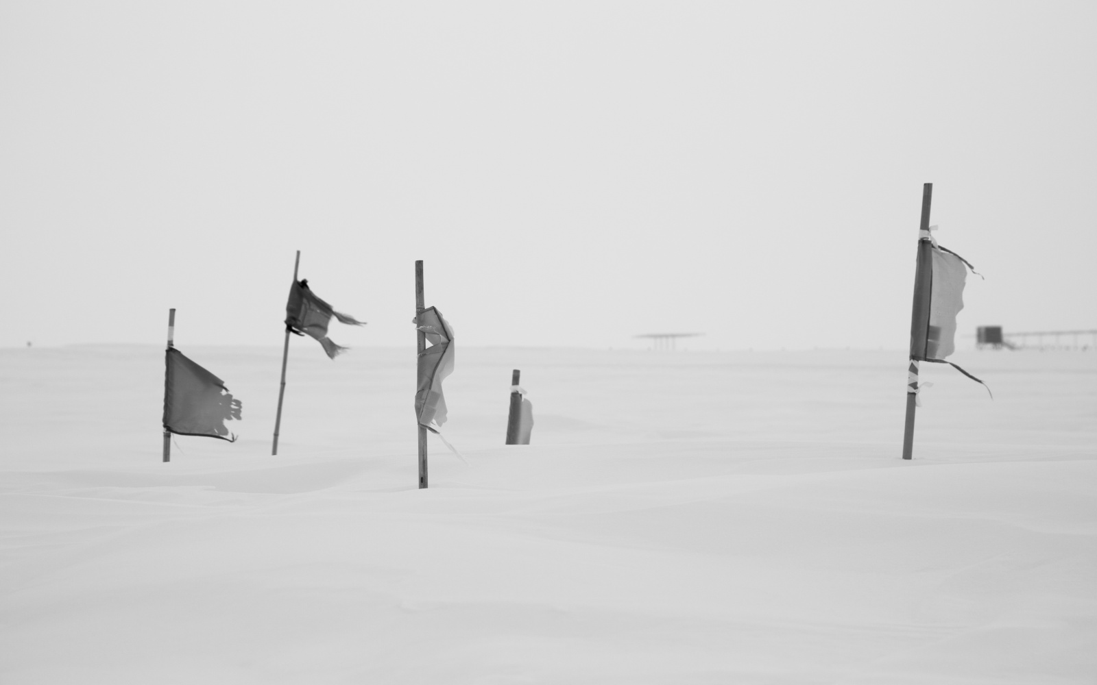 Das Bild zeigt in Schwarz-Weiß eine schwarze Flagge am Südpol.