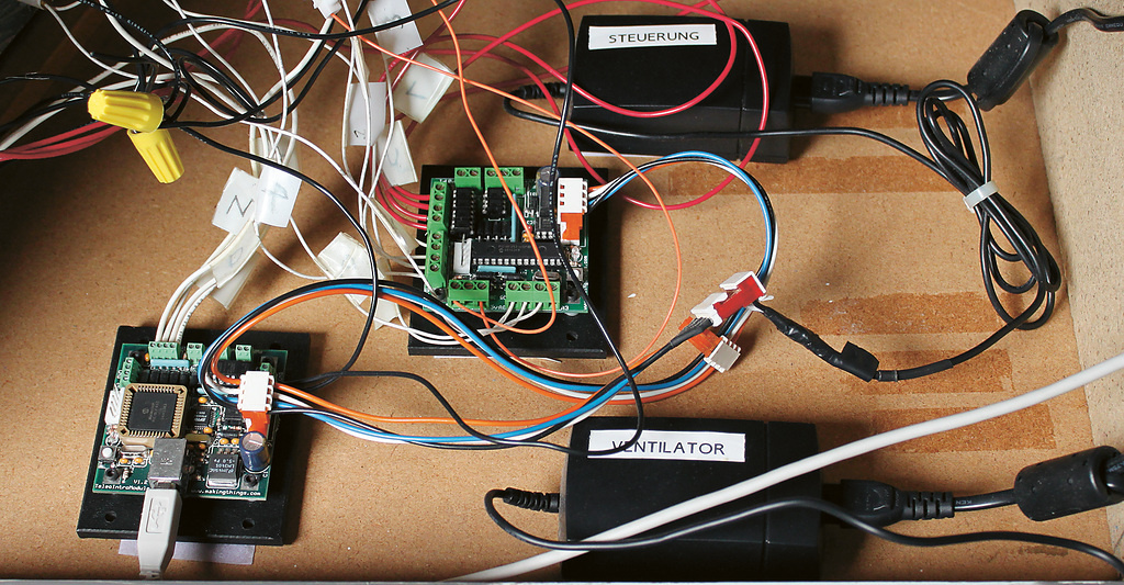 Picture Repaircafé, a table full of cables that are labelled in accordance with their function