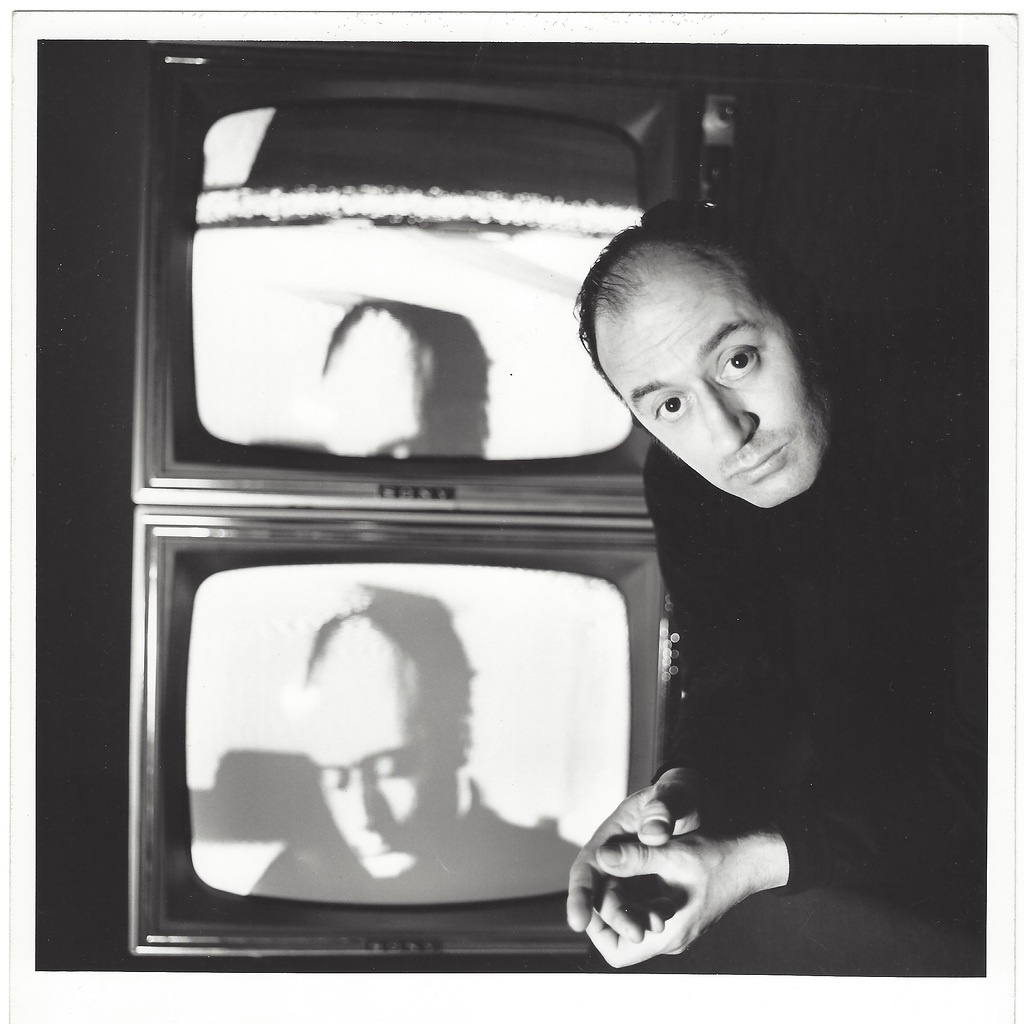Aldo Tambellini in front of his work »The Black Gate«, 1967