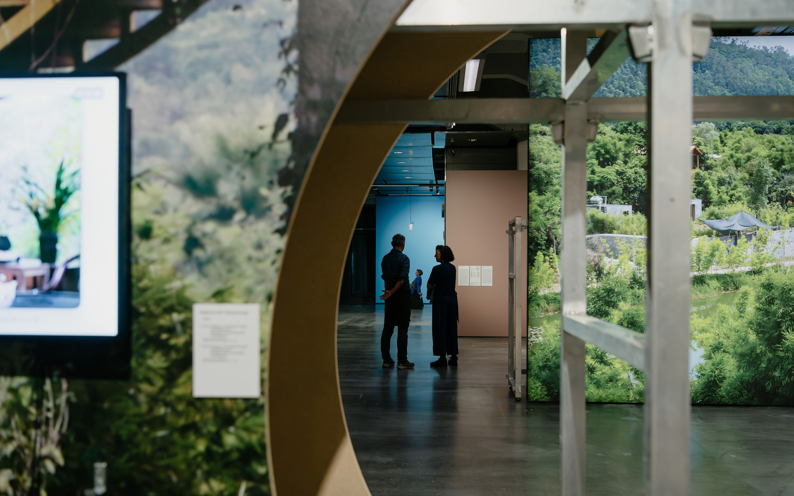 Eine Ausstellung mit vielen Naturabbildungen auf einer Fototapete