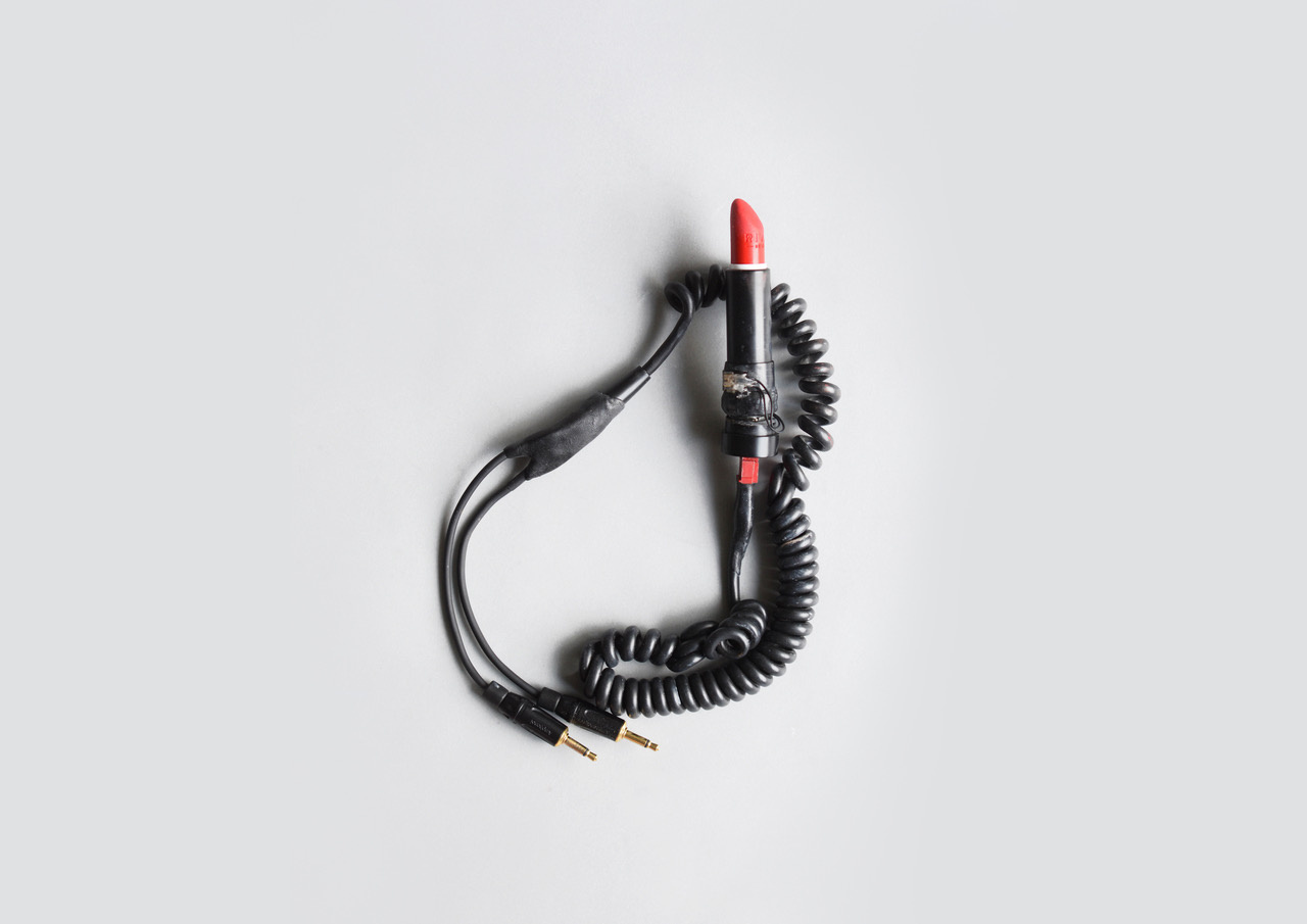 Zu sehen ist dein Lippenstift, an dem ein Kabel befestigt wurde. 