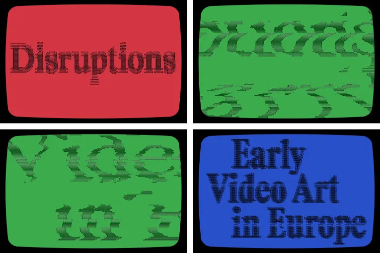 Vier farbige Fernsehbildschirme mit einem verzerrten, glitchartigen Text, der zusammen den Titel „Disruptions: Early Video Art in Europe“ bildet.