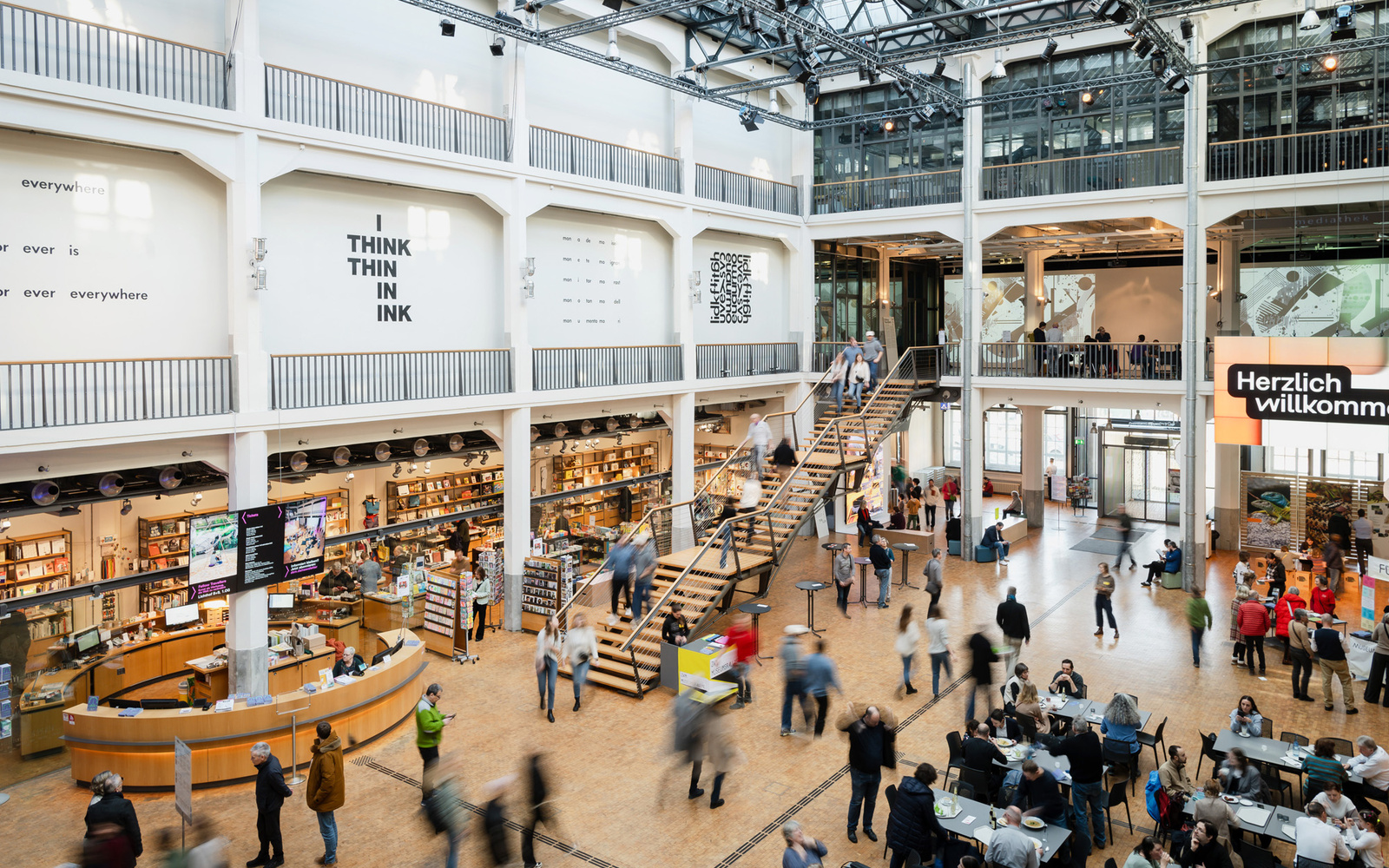 Zu sehen ist das Foyer des ZKM, durch das sich viele Menschen bewegen. 