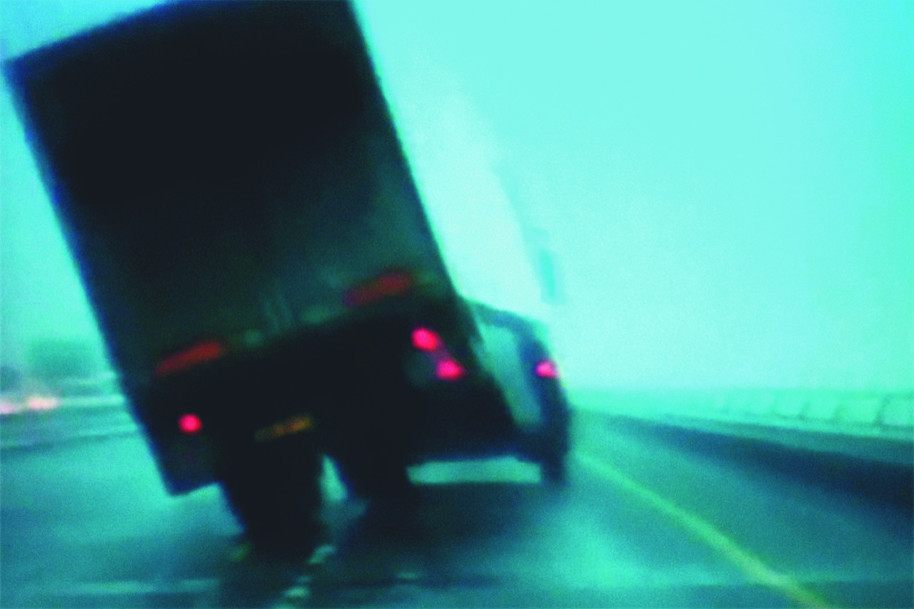 Videostandbild eines Lastwagens, dessen Hinterreifen abhebt.