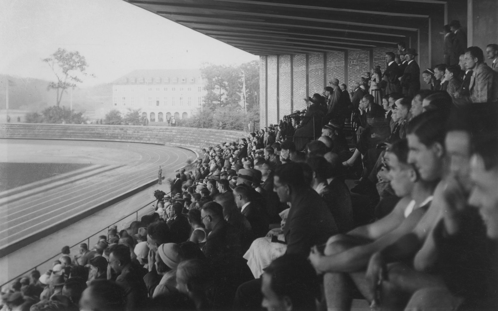 Zu sehen ist die Stadiontribüne der Technischen Hochschule Karlsruhe bei einem Sportfest, circa im Jahr 1935.
