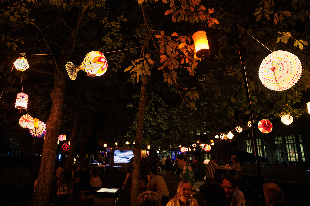 Lichterkette in Bäumen.