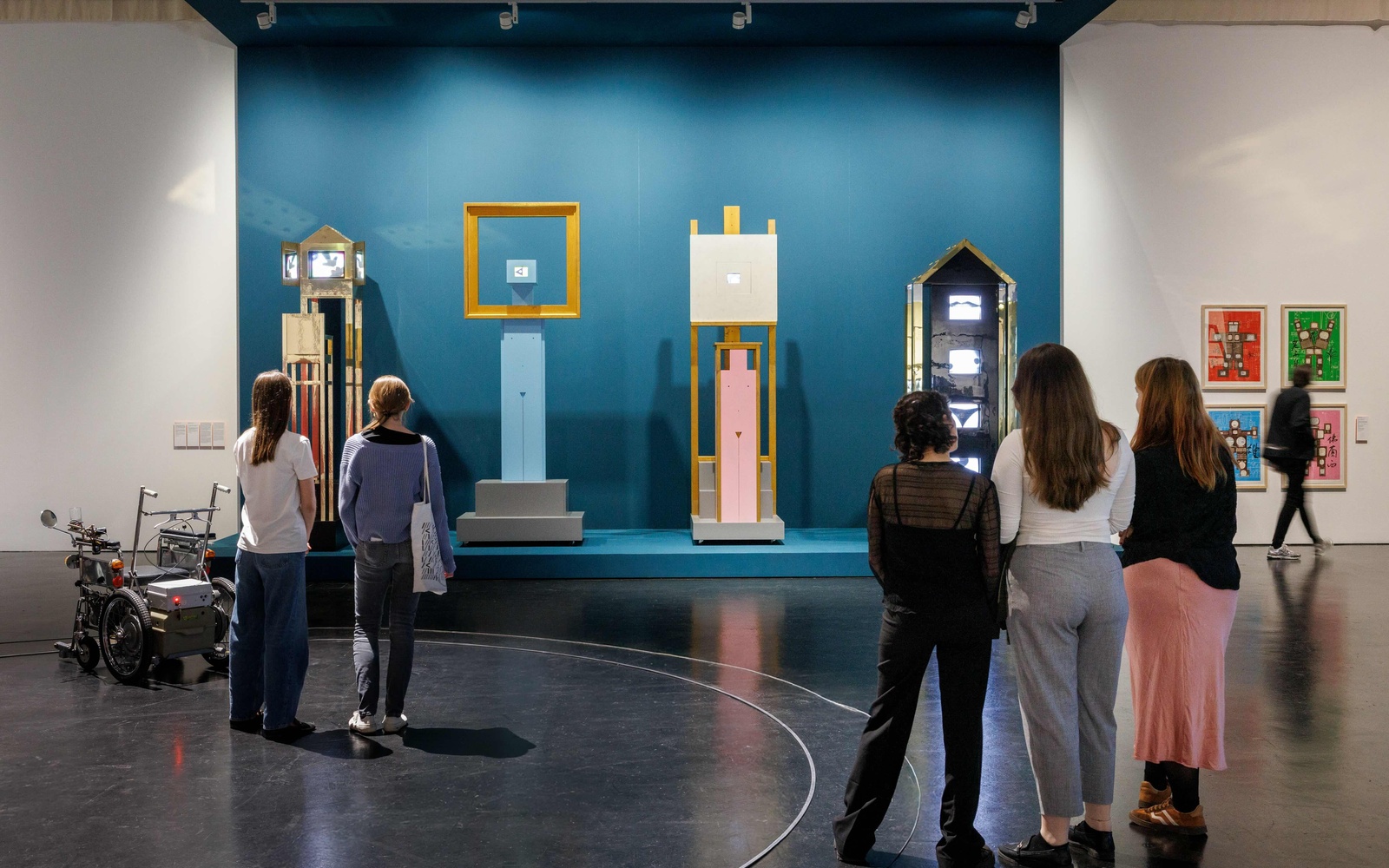 Zu sehen sind vier Videoskulpturen in einem Ausstellungsraum.