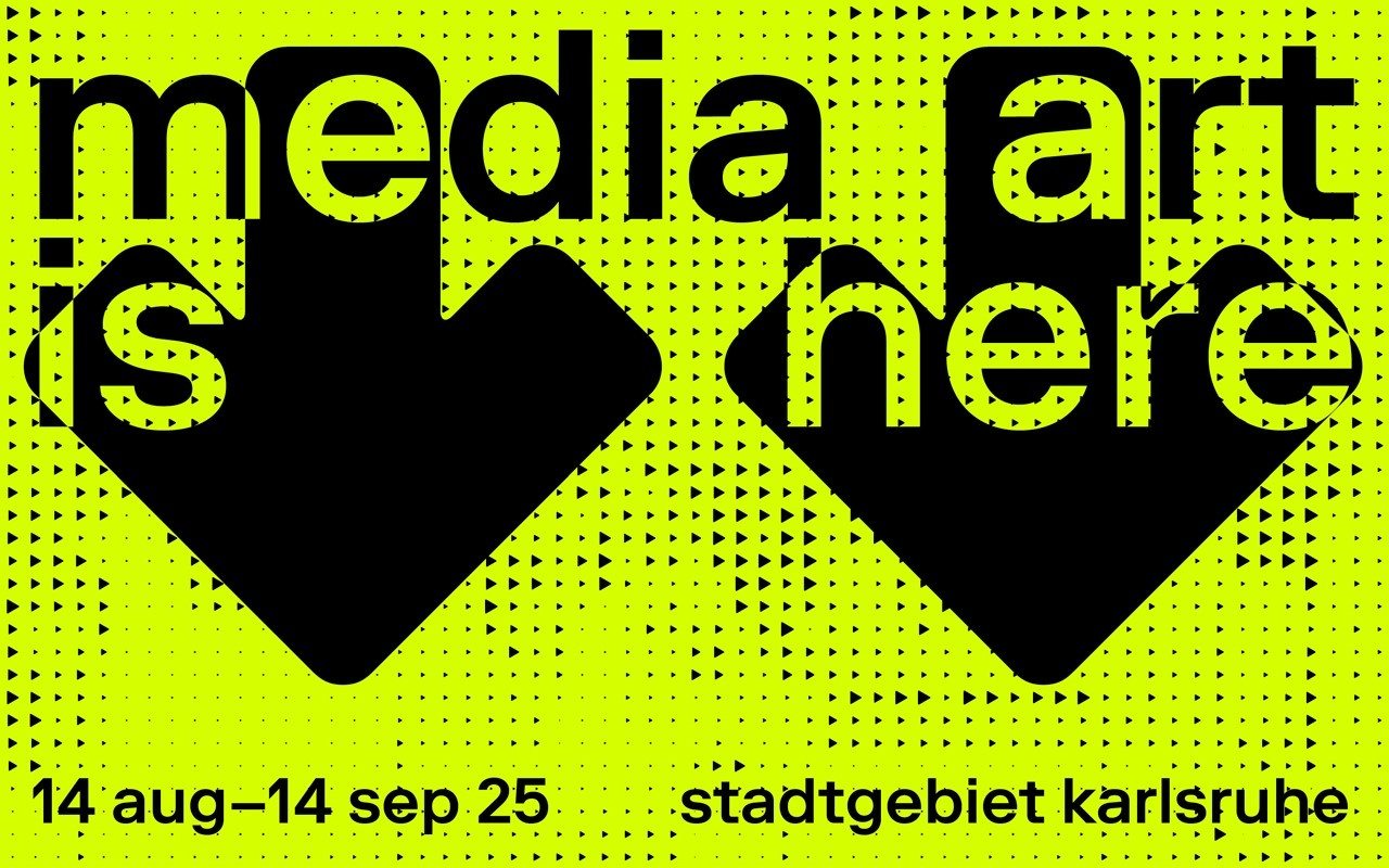 Zu sehen sind zwei Pfeile sowie der Schriftzug "Media art is here".